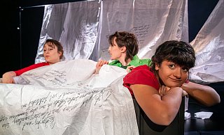 Die Figur der Anne Frank wird von zwei Schauspielerinnen und einem Schauspieler verkörpert. Sowohl das Bühnenbild als auch die Kostüme wurden bewusst modern gehalten. - Tobias Kreft Die Figur der Anne Frank wird von zwei Schauspielerinnen und einem Schauspieler verkörpert. Sowohl das Bühnenbild als auch die Kostüme wurden bewusst modern gehalten. - Tobias Kreft
