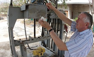 Dieter Lusga bei einem Besuch in Condega im Jahr 2011. Das Foto zeigt, wie er die Steinmaschine repariert. - Jörg Stuke Dieter Lusga bei einem Besuch in Condega im Jahr 2011. Das Foto zeigt, wie er die Steinmaschine repariert. - Jörg Stuke