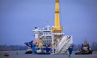 Das russische Rohr-Verlegeschiff «Akademik Tscherski» im Wismarer Seehafen. In der Bundesregierung sorgt der weitgehende Sanktionsverzicht der USA erst einmal für Aufatmen. - Foto: Jens Büttner/dpa-Zentralbild/dpa Das russische Rohr-Verlegeschiff «Akademik Tscherski» im Wismarer Seehafen. In der Bundesregierung sorgt der weitgehende Sanktionsverzicht der USA erst einmal für Aufatmen. - Foto: Jens Büttner/dpa-Zentralbild/dpa