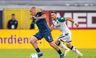 Sven Michel (l) und der SC Paderborn bleiben ungeschlagen. - David Inderlied/dpa Sven Michel (l) und der SC Paderborn bleiben ungeschlagen. - David Inderlied/dpa