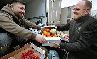 Mahsum Kara (l.) und William Welk aus Bielefeld verkaufen jede Wochen an der Brunder-Konrad-Kirche in Gütersloh gerettete Lebensmittel. - Andreas Frücht Mahsum Kara (l.) und William Welk aus Bielefeld verkaufen jede Wochen an der Brunder-Konrad-Kirche in Gütersloh gerettete Lebensmittel. - Andreas Frücht