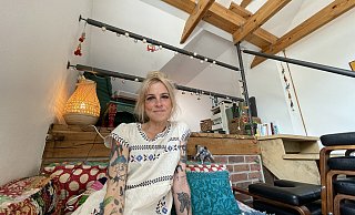 Christine "Tini" Wehmeyer gibt von montags bis donnerstags Yogakurse. Ihr ist eine wohnliche Atmosphäre in ihrem Studio besonders wichtig. - Lena Vanessa Niewald Christine "Tini" Wehmeyer gibt von montags bis donnerstags Yogakurse. Ihr ist eine wohnliche Atmosphäre in ihrem Studio besonders wichtig. - Lena Vanessa Niewald