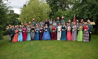 Das amtierende Königspaar Josef und Barbara Rochell mit seinem Hofstaat und den Vorstandsmitgliedern der Schützenbruderschaft. - Schützenbruderschaft Das amtierende Königspaar Josef und Barbara Rochell mit seinem Hofstaat und den Vorstandsmitgliedern der Schützenbruderschaft. - Schützenbruderschaft