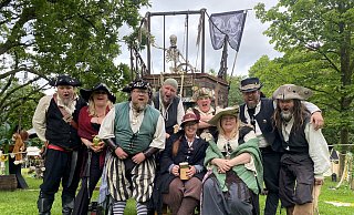 Als Piraten machen (v. l.) Dennis Esser, Mareike Hermann, Lars Schütze, Wolfgang Schwarzschultz, Miriam Mandel, Johanna Köster, Stefanie Neumann, Sasha Neumann und Sven Koberstein das Parkfestival unsicher. - Julia Spiekerkötter Als Piraten machen (v. l.) Dennis Esser, Mareike Hermann, Lars Schütze, Wolfgang Schwarzschultz, Miriam Mandel, Johanna Köster, Stefanie Neumann, Sasha Neumann und Sven Koberstein das Parkfestival unsicher. - Julia Spiekerkötter