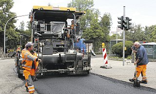 Ein Asphaltfertiger des Herstellers Vögele - hier ein ähnliches Modell im Einsatz am Bad Oeynhausener Bahnhof - wurde zum Ziel von Langfingern. - Nicole Sielermann Ein Asphaltfertiger des Herstellers Vögele - hier ein ähnliches Modell im Einsatz am Bad Oeynhausener Bahnhof - wurde zum Ziel von Langfingern. - Nicole Sielermann