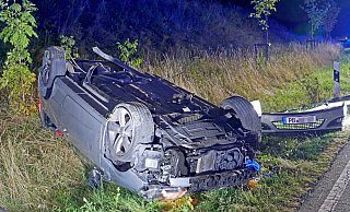 Ein mit drei Personern besetzter Opel Astra geriet auf dem George-Marshall-Ring ins Schleudern, prallte gegen einen massiven Vorwegweiser, überschlug sich und blieb zertrümmert im Graben liegen. - Ralph Meyer Ein mit drei Personern besetzter Opel Astra geriet auf dem George-Marshall-Ring ins Schleudern, prallte gegen einen massiven Vorwegweiser, überschlug sich und blieb zertrümmert im Graben liegen. - Ralph Meyer