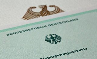 Zuwanderer sollen laut dem Gesetzentwurf der Bundesregierung künftig bereits nach fünf Jahren Aufenthalt in Deutschland Staatsbürger werden können, vorausgesetzt sie können ihren Lebensunterhalt ohne staatliche Hilfe bestreiten. - Fernando Gutierrez-Juarez/dpa-Zentralbild/dpa Zuwanderer sollen laut dem Gesetzentwurf der Bundesregierung künftig bereits nach fünf Jahren Aufenthalt in Deutschland Staatsbürger werden können, vorausgesetzt sie können ihren Lebensunterhalt ohne staatliche Hilfe bestreiten. - Fernando Gutierrez-Juarez/dpa-Zentralbild/dpa