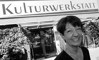 Künstlerin und Politikerin: Sabine Martiny im Bundestagswahlkampf 2013 vor der Paderborner Kulturwerkstatt. - Marc Köppelmann Künstlerin und Politikerin: Sabine Martiny im Bundestagswahlkampf 2013 vor der Paderborner Kulturwerkstatt. - Marc Köppelmann