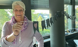 Weiter so steht auf einer Girlande, die Susanne Rutenkröger nach der gewonnenen Stichwahl in ihrem Büro empfangen hat. Ein Pfeil weist am Ende auf das Jahr 2030, den Termin der nächsten Kommunalwahl. - Natalie Gottwald Weiter so steht auf einer Girlande, die Susanne Rutenkröger nach der gewonnenen Stichwahl in ihrem Büro empfangen hat. Ein Pfeil weist am Ende auf das Jahr 2030, den Termin der nächsten Kommunalwahl. - Natalie Gottwald