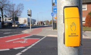 Ohne Drücken kein Grün: Anforderungstaste an der Verler Straße. Auch am neuen, umgebauten Abschnitt wurden sie wieder eingebaut. - Ludger Osterkamp Ohne Drücken kein Grün: Anforderungstaste an der Verler Straße. Auch am neuen, umgebauten Abschnitt wurden sie wieder eingebaut. - Ludger Osterkamp