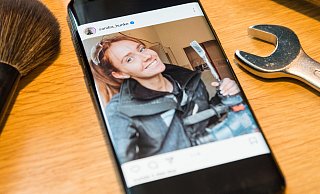 Werkzeug und Schminke: Im Leben von Handwerkerin und Model Sandra Hunke, die auch als Influencerin auf Instagram aktiv ist, ist das kein Widerspruch. - Lena Henning Werkzeug und Schminke: Im Leben von Handwerkerin und Model Sandra Hunke, die auch als Influencerin auf Instagram aktiv ist, ist das kein Widerspruch. - Lena Henning