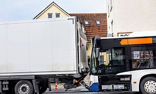 Der Busfahrer konnte nicht mehr rechtzeitig bremsen und fuhr ins Heck des Lkw. - Barbara Franke Der Busfahrer konnte nicht mehr rechtzeitig bremsen und fuhr ins Heck des Lkw. - Barbara Franke