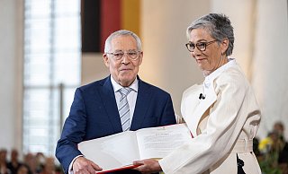 Karin Schmidt-Friderichs, Vorsteherin des Börsenvereins des Deutschen Buchhandels, übergibt Karl Schlögel den Friedenspreis des Deutschen Buchhandels. - Hannes P. Albert/dpa pool/dpa Karin Schmidt-Friderichs, Vorsteherin des Börsenvereins des Deutschen Buchhandels, übergibt Karl Schlögel den Friedenspreis des Deutschen Buchhandels. - Hannes P. Albert/dpa pool/dpa