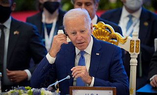 Joe Biden setzt seinen Kopfhörer ein. - Vincent Thian/AP/dpa Joe Biden setzt seinen Kopfhörer ein. - Vincent Thian/AP/dpa