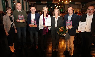 Bürgermeisterin Ute Dülfer (v. l.) übergibt die Preise an Friedhelm Arens (in Vertretung für Marlies Eichelmann), Anton Fleckner, Stefanie Giefer und Melanie Howard-Friedland, Frank Karzmierczak und Ex-Bürgermeister Josef Hartmann. - Johannes Büttner Bürgermeisterin Ute Dülfer (v. l.) übergibt die Preise an Friedhelm Arens (in Vertretung für Marlies Eichelmann), Anton Fleckner, Stefanie Giefer und Melanie Howard-Friedland, Frank Karzmierczak und Ex-Bürgermeister Josef Hartmann. - Johannes Büttner