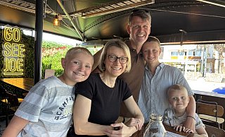 Aktuell ist in Neuseeland Sommer, die Familie am Wochenende gern unterwegs: Valentin (11), Michaela Vogt, Jörg Westphal, Vincent (13) und Levin (2) beim Besuch einer Restaurantkette mit deutschen Wurzeln am Sumner Beach. - privat Aktuell ist in Neuseeland Sommer, die Familie am Wochenende gern unterwegs: Valentin (11), Michaela Vogt, Jörg Westphal, Vincent (13) und Levin (2) beim Besuch einer Restaurantkette mit deutschen Wurzeln am Sumner Beach. - privat