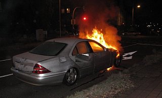 Als die Feuerwehr eintraf, schlugen die Flammen bereits aus dem Motorraum. - Feuerwehr Steinheim Als die Feuerwehr eintraf, schlugen die Flammen bereits aus dem Motorraum. - Feuerwehr Steinheim
