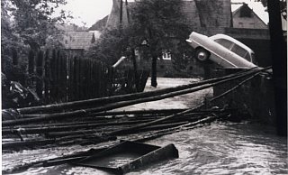 Weit mehr als zehn Pkw wurden in Etteln von den Fluten mitgerissen und teilweise einige Kilometer weiter stromabwärts zerstört aufgefunden. - Stadt- und Kreisarchiv Paderborn Weit mehr als zehn Pkw wurden in Etteln von den Fluten mitgerissen und teilweise einige Kilometer weiter stromabwärts zerstört aufgefunden. - Stadt- und Kreisarchiv Paderborn