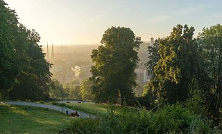 Vom Johannisberg hat man einen perfekten Ausblick auf die Sparrenburg und den Teutoburger Wald. - Bielefeld Marketing GmbH Vom Johannisberg hat man einen perfekten Ausblick auf die Sparrenburg und den Teutoburger Wald. - Bielefeld Marketing GmbH