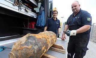 Die von Karl-Heinz Clemens und Ralf Kuhlpeter geborgene Bombe wird nun in einen Munitionszerlegebetrieb gebracht und dort zerstört. - Patrick Menzel Die von Karl-Heinz Clemens und Ralf Kuhlpeter geborgene Bombe wird nun in einen Munitionszerlegebetrieb gebracht und dort zerstört. - Patrick Menzel
