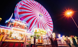 Das Riesenrad – mit 26 Gondeln und einer Höhe von 38 Metern – leuchtet abends in den buntesten Farben. - Besim Mazhiqi Das Riesenrad – mit 26 Gondeln und einer Höhe von 38 Metern – leuchtet abends in den buntesten Farben. - Besim Mazhiqi