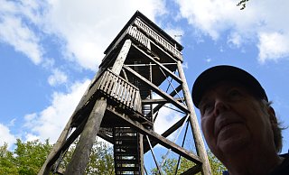 Meteorologe Helmut Bangert nutzt Türme für seine spannenden Fortbildungsveranstaltungen zum Thema Wetter. Am Luisenturm war er dabei zum ersten Mal. Aus seiner Sicht sind vor allem die von dort oben sichtbaren unterschiedlichen Landschaftsformen bemerkenswert. - Andreas Großpietsch Meteorologe Helmut Bangert nutzt Türme für seine spannenden Fortbildungsveranstaltungen zum Thema Wetter. Am Luisenturm war er dabei zum ersten Mal. Aus seiner Sicht sind vor allem die von dort oben sichtbaren unterschiedlichen Landschaftsformen bemerkenswert. - Andreas Großpietsch