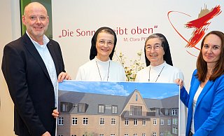 Die geplante Erweiterung des Altenheims St. Clara in Salzkotten zeigen (v. l.) Geschäftsführer Andreas Cramer, Geschäftsführerin Schwester M. Johanna Harke, Provinzoberin Schwester M. Angela Benoit und Einrichtungsleiterin Daria Wibbeke. Dachgauben und Balkon sind auf der Visualisierung erkennbar. - Michael Bodin Die geplante Erweiterung des Altenheims St. Clara in Salzkotten zeigen (v. l.) Geschäftsführer Andreas Cramer, Geschäftsführerin Schwester M. Johanna Harke, Provinzoberin Schwester M. Angela Benoit und Einrichtungsleiterin Daria Wibbeke. Dachgauben und Balkon sind auf der Visualisierung erkennbar. - Michael Bodin