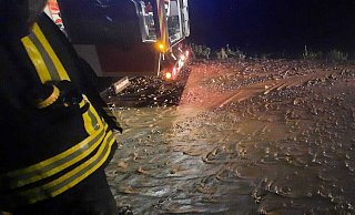 Überspülte Natzunger Straße in Borgentreich. - Feuerwehr Borgentreich Überspülte Natzunger Straße in Borgentreich. - Feuerwehr Borgentreich