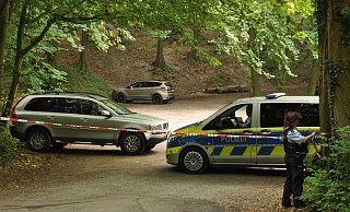 Die Polizei hat den Wanderparkplatz unterhalb des Kaiser-Wilhelm-Denkmals abgesperrt. - Mindener Tageblatt Die Polizei hat den Wanderparkplatz unterhalb des Kaiser-Wilhelm-Denkmals abgesperrt. - Mindener Tageblatt
