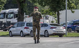Ein Soldat geht über das Werksgelände bei Tönnies. Die Bundeswehr unterstützt bei der Reihentestung. - picture alliance/dpa Ein Soldat geht über das Werksgelände bei Tönnies. Die Bundeswehr unterstützt bei der Reihentestung. - picture alliance/dpa