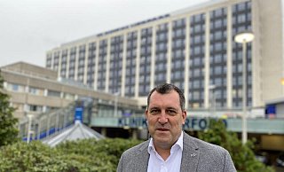 Notarzt Marco Kauling kennt die Corona-Situation im Klinikum als Mitglied des Krisenstabs bestens. Er bittet um Verständnis für die derzeitigen Regelungen, die vor allem auf die aktuell geltende Corona-Schutzverordnung zurückgeht. - Peter Steinert (Archivbild) Notarzt Marco Kauling kennt die Corona-Situation im Klinikum als Mitglied des Krisenstabs bestens. Er bittet um Verständnis für die derzeitigen Regelungen, die vor allem auf die aktuell geltende Corona-Schutzverordnung zurückgeht. - Peter Steinert (Archivbild)