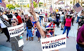Der «Sozialismus»-Vorwurf ist beliebt bei Anhängern der extremen Rechten in den USA - hier bei einer Demonstranten gegen Corona-Maßnahmen im Jahr 2020. - Watchara Phomicinda/The Orange County Register/AP/dpa Der «Sozialismus»-Vorwurf ist beliebt bei Anhängern der extremen Rechten in den USA - hier bei einer Demonstranten gegen Corona-Maßnahmen im Jahr 2020. - Watchara Phomicinda/The Orange County Register/AP/dpa