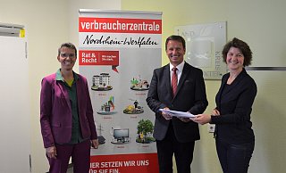 Blicken positiv auf die Bilanz der mobilen Verbraucherzentrale und in die Zukunft (von links): Marle Kopf (Regionalleiterin Beratung und Bildung, Verbraucherzentrale NRW), Landrat Michael Stickeln und Ute Delimat (Leiterin Verbraucherarbeit im ländlichen Raum, Kreis Höxter). - Nicole Fischer Blicken positiv auf die Bilanz der mobilen Verbraucherzentrale und in die Zukunft (von links): Marle Kopf (Regionalleiterin Beratung und Bildung, Verbraucherzentrale NRW), Landrat Michael Stickeln und Ute Delimat (Leiterin Verbraucherarbeit im ländlichen Raum, Kreis Höxter). - Nicole Fischer