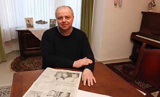 Matthias Held hat die Zeitungsseite der NW vor sich, in dem über seinen ersten Wahlsieg berichtet wird. - Dirk Windmöller Matthias Held hat die Zeitungsseite der NW vor sich, in dem über seinen ersten Wahlsieg berichtet wird. - Dirk Windmöller