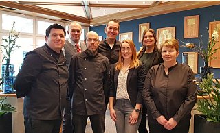 Das Team, vordere Reihe (v. l.): Dávid Zsigó (Küchenchef) Andreas Kirsch( Sous Chef), Marie Böttcher (Prokuristin Genusswerkstatt by GOP), Verena Kracht (Restaurantfachfrau & Veranstaltungsleitung beim Restaurant). Hintere Reihe (v. l.): Alexander Neuhauser (Serviceleitung im Restaurant) Andre Sasse (Küchendirektor Genusswerkstatt) und Nadia Blume (Veranstaltungsleitung Genusswerkstatt) - Genusswerkstatt by GOP Das Team, vordere Reihe (v. l.): Dávid Zsigó (Küchenchef) Andreas Kirsch( Sous Chef), Marie Böttcher (Prokuristin Genusswerkstatt by GOP), Verena Kracht (Restaurantfachfrau & Veranstaltungsleitung beim Restaurant). Hintere Reihe (v. l.): Alexander Neuhauser (Serviceleitung im Restaurant) Andre Sasse (Küchendirektor Genusswerkstatt) und Nadia Blume (Veranstaltungsleitung Genusswerkstatt) - Genusswerkstatt by GOP