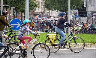Zur Fahrraddemo Kidical Mass in Bielefeld kamen Hunderte Kinder und Erwachsene. - Kristoffer Fillies Zur Fahrraddemo Kidical Mass in Bielefeld kamen Hunderte Kinder und Erwachsene. - Kristoffer Fillies