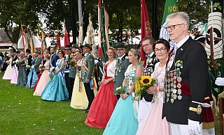 Die Majestäten der Schützenbruderschaften in langer Reihe auf dem Festplatz. Schnieke Uniformen und festliche Roben. - Thomas Kube Die Majestäten der Schützenbruderschaften in langer Reihe auf dem Festplatz. Schnieke Uniformen und festliche Roben. - Thomas Kube