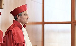 Muss das Bundesverfassungsgericht besser vor Einflussnahme durch Extremisten geschützt werden? Inhaltlich bezieht Präsident Stephan Harbarth keine Stellung. - Uli Deck/dpa Muss das Bundesverfassungsgericht besser vor Einflussnahme durch Extremisten geschützt werden? Inhaltlich bezieht Präsident Stephan Harbarth keine Stellung. - Uli Deck/dpa