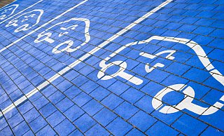 Ladeplätze für Elektroautos. Nach dem plötzlichen Aus der E-Auto-Kaufzuschüsse Ende 2023 hat sich das Umstiegstempo auf Elektroautos laut HUK Coburg hallbiert. - Julian Stratenschulte/dpa Ladeplätze für Elektroautos. Nach dem plötzlichen Aus der E-Auto-Kaufzuschüsse Ende 2023 hat sich das Umstiegstempo auf Elektroautos laut HUK Coburg hallbiert. - Julian Stratenschulte/dpa