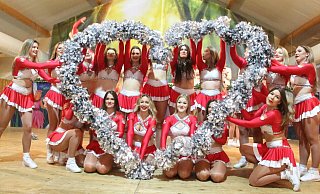 Kölner Cheerleaderinnen zeigen Herz für Bad Driburg. - Burkhard Battran Kölner Cheerleaderinnen zeigen Herz für Bad Driburg. - Burkhard Battran