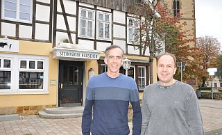Jonka Boge (links) und Peter Krebs vorm Steinhäger-Häuschen. - Frank Jasper Jonka Boge (links) und Peter Krebs vorm Steinhäger-Häuschen. - Frank Jasper