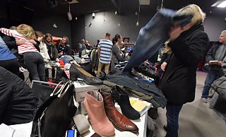 Ein Indoor-Flohmarkt wie hier in der Weberei in Gütersloh ist auch immer ein buntes Sammelsurium für Kleidung, Schuhe oder andere Kuriositäten. - Jens Dünhölter Ein Indoor-Flohmarkt wie hier in der Weberei in Gütersloh ist auch immer ein buntes Sammelsurium für Kleidung, Schuhe oder andere Kuriositäten. - Jens Dünhölter