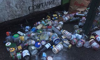 So sah es am Donnerstagabend vor dem Glascontainer am Mozartweg aus. - Sabine Kubendorff So sah es am Donnerstagabend vor dem Glascontainer am Mozartweg aus. - Sabine Kubendorff