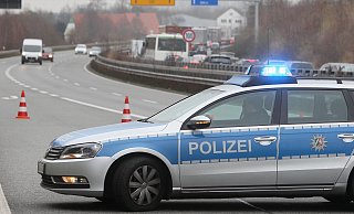 Ein Polizeifahrzeug sperrt die Autobahn. Auch auf der A30 ist es heute zu einer Sperrung gekommen. - Symbolbild: Frank-Michael Kiel-Steinkamp Ein Polizeifahrzeug sperrt die Autobahn. Auch auf der A30 ist es heute zu einer Sperrung gekommen. - Symbolbild: Frank-Michael Kiel-Steinkamp