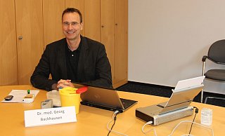 Georg Backhausen führt die Untersuchungen bei der Schlaganfall-Info-Tour im Altkreis bereits seit vielen Jahren durch und berät zudem auch über die Prophylaxe-Maßnahmen. - emailgateway Georg Backhausen führt die Untersuchungen bei der Schlaganfall-Info-Tour im Altkreis bereits seit vielen Jahren durch und berät zudem auch über die Prophylaxe-Maßnahmen. - emailgateway