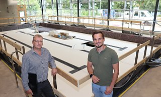 Valeri Lehn (l.) und Tobias Bollmann vor dem neuen Löhner Schwimmbecken. Der neue Hubboden ist bereits installiert. - Dirk Windmöller Valeri Lehn (l.) und Tobias Bollmann vor dem neuen Löhner Schwimmbecken. Der neue Hubboden ist bereits installiert. - Dirk Windmöller