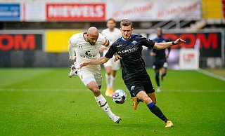In der vergangenen Saison hatte Dennis Srbeny (r.) mit dem SCP im Heimspiel gegen St. Pauli die Nase vorn. Die Kiezkicker um Kapitän Christopher Avevor (l.) verloren in Paderborn mit 0:2. - Besim Mazhiqi In der vergangenen Saison hatte Dennis Srbeny (r.) mit dem SCP im Heimspiel gegen St. Pauli die Nase vorn. Die Kiezkicker um Kapitän Christopher Avevor (l.) verloren in Paderborn mit 0:2. - Besim Mazhiqi