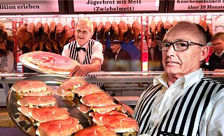 Schon vor Corona und Tönnies stand der Schinkenmarkt bei Tierschützern in der Kritik. Für andere hingegen ist es eine liebgewonnene Traditionsveranstaltung. - Andreas Frücht Schon vor Corona und Tönnies stand der Schinkenmarkt bei Tierschützern in der Kritik. Für andere hingegen ist es eine liebgewonnene Traditionsveranstaltung. - Andreas Frücht