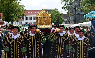 Zum kirchlichen Teil des Liborifestes gehört die Prozession mit dem Schrein des heiligen Liborius (Archivbild) - Marc Köppelmann Zum kirchlichen Teil des Liborifestes gehört die Prozession mit dem Schrein des heiligen Liborius (Archivbild) - Marc Köppelmann