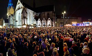 Beim Auftritt von Max Giesinger am Montagabend kamen viele Menschen zum Paderborner Domplatz. - Niklas Tüns Beim Auftritt von Max Giesinger am Montagabend kamen viele Menschen zum Paderborner Domplatz. - Niklas Tüns